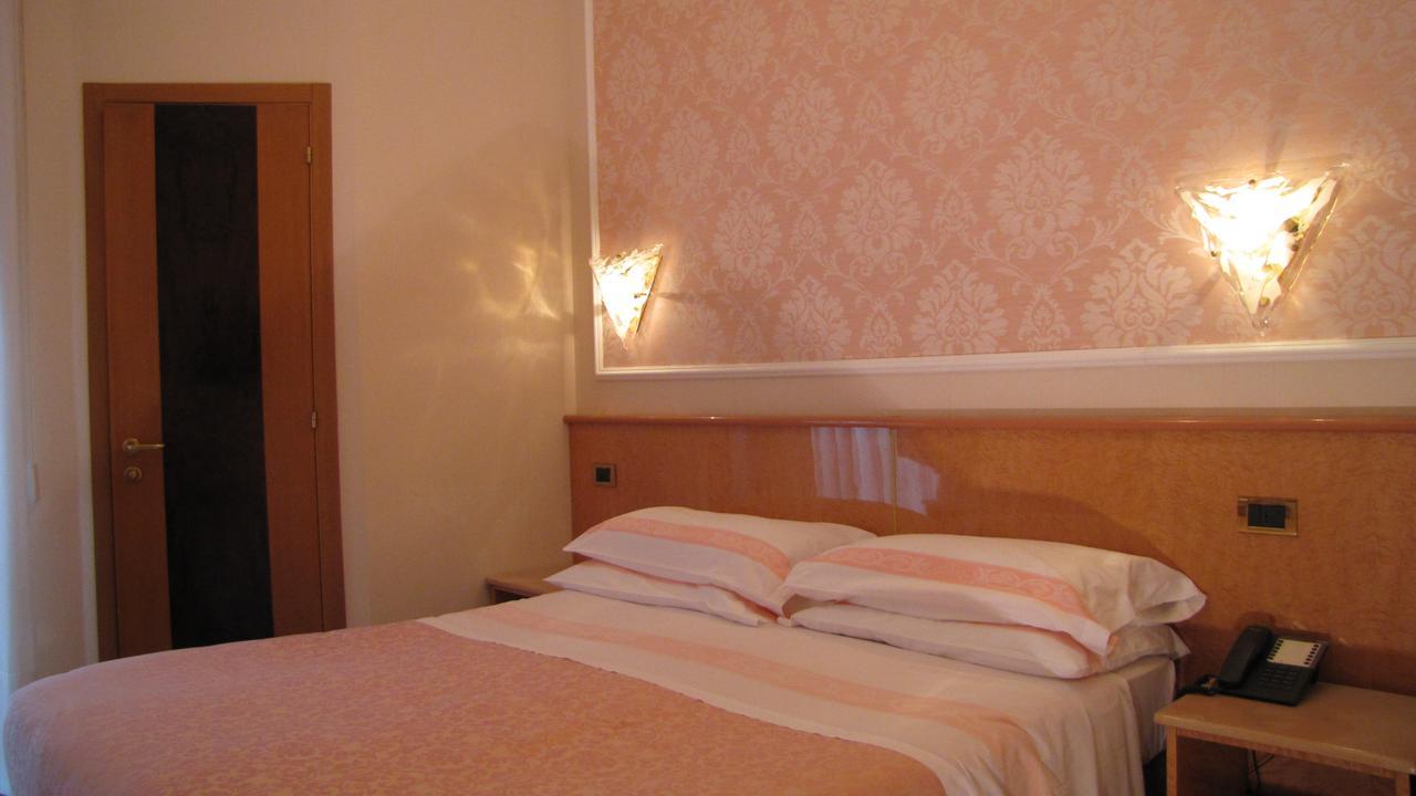 Hotel Lanterna Porto San Giorgio Esterno foto