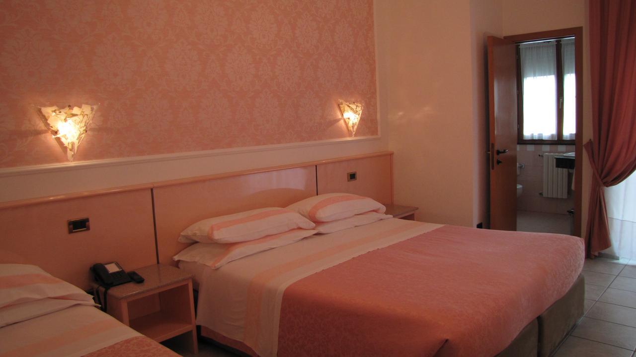 Hotel Lanterna Porto San Giorgio Esterno foto