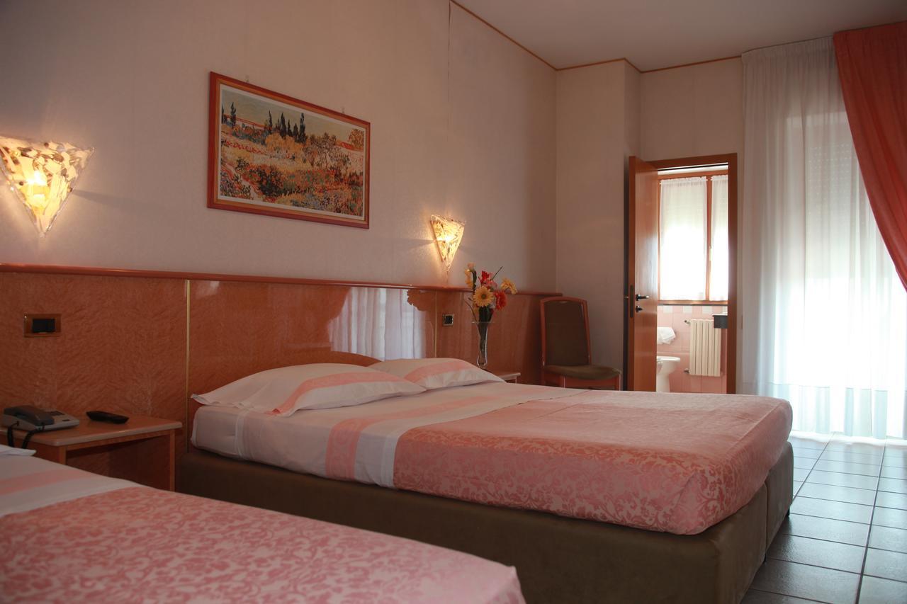 Hotel Lanterna Porto San Giorgio Esterno foto