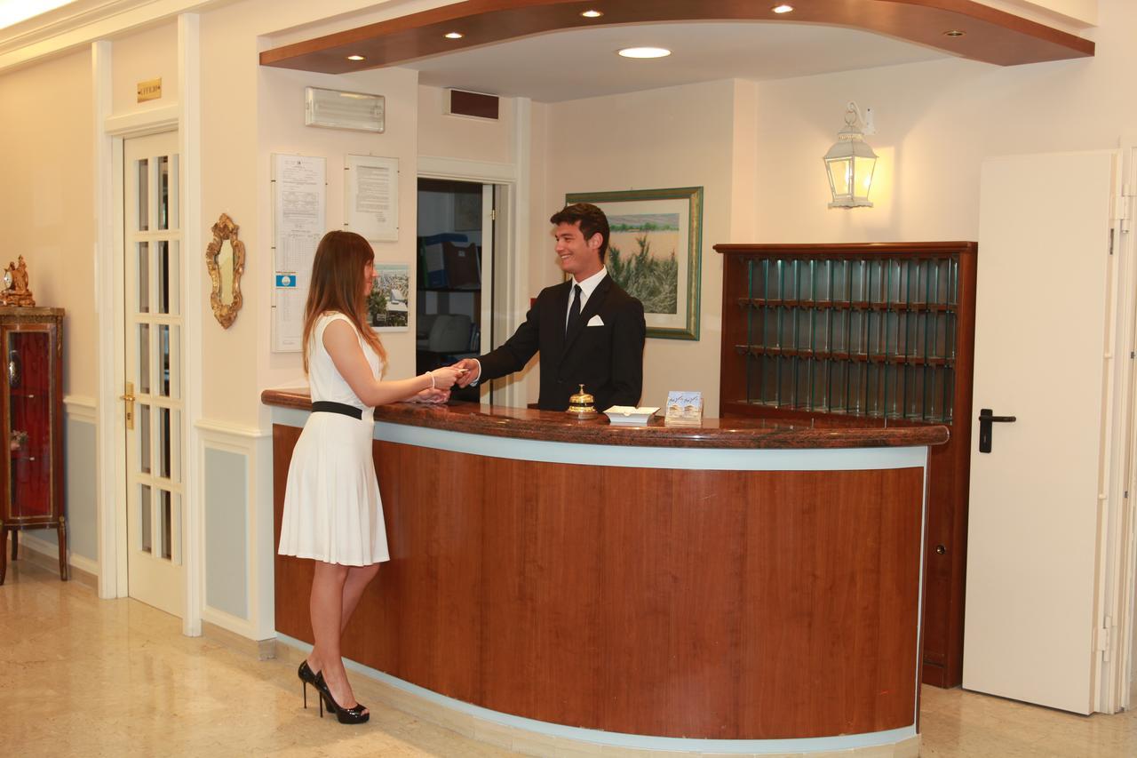 Hotel Lanterna Porto San Giorgio Esterno foto