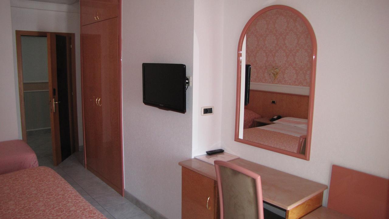 Hotel Lanterna Porto San Giorgio Esterno foto